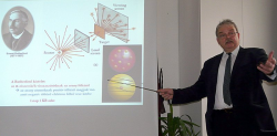Dr. Lévai Péter József, az MTA Wigner Fizikai Kutatóközpont Főigazgatójának előadása a Szalon -  Egyetemen 2014.03.05-én, Új módszerek a tudományos kutatásban címmel